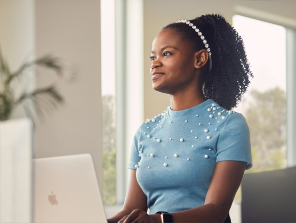 Ein Teammitglied bei Apple San Diego im Bereich Software und Services arbeitet an ihrem Laptop.