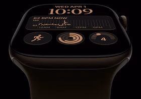 Apple Watch Series 12, aluminiumboett i mörk brons, urtavlan Moduler, komplikationer: dag och datum, Träningar, aktivitetsringar, Apple Music, höger sida, Digital Crown, sportband i färgen oliv