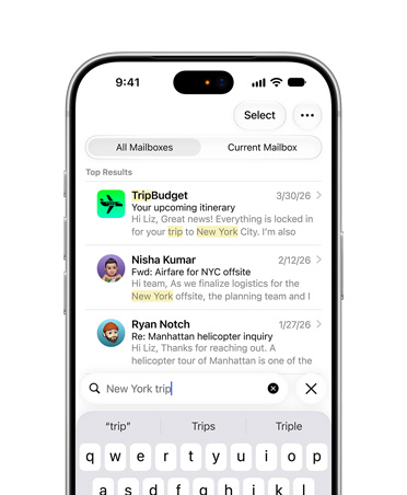 Ezüstszínű iPhone 18 Pro, kijelzőjén a Híváskontextus funkcióval, amelyet az Apple Intelligence tesz lehetővé. A kijelzőn egy légitársaság visszaigazolási adatai láthatók egy hívás közben