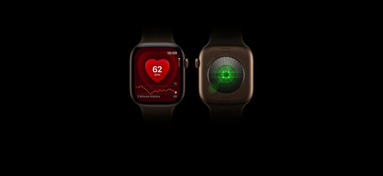 Deux Apple Watch Series 12, boîtier en aluminium, finition bronze sombre, Bracelet Sport olive, l’une est vue de face avec l’app Fréquence cardiaque à l’écran, l’autre est vue de dos, révélant le Système de suivi de santé et l’éclat de ses LED vertes