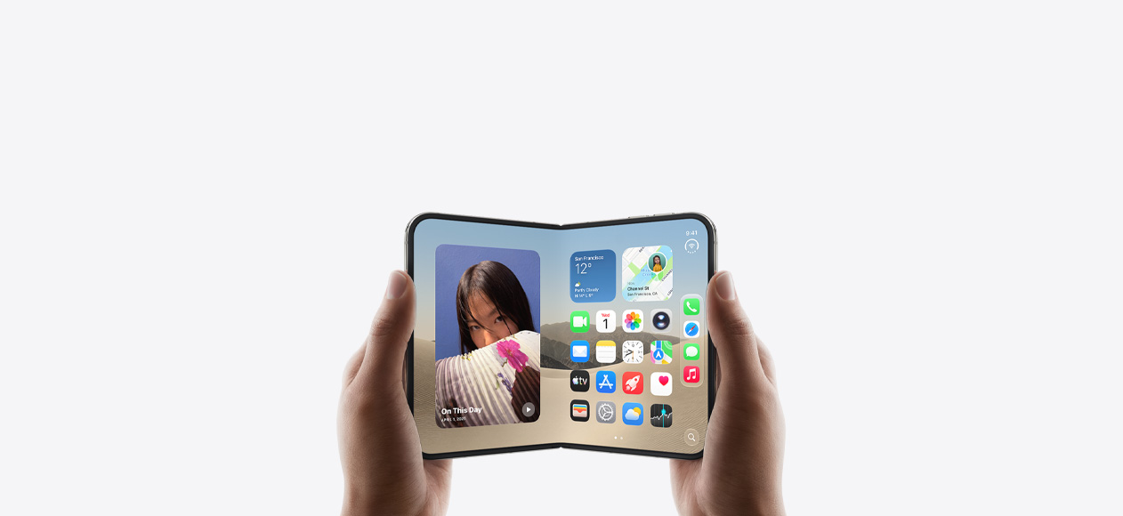Dwa telefony iPhone Duo w układzie poziomym, trzymane w dwóch dłoniach, urządzenia są otwarte, na wewnętrznym wyświetlaczu widać ekran początkowy