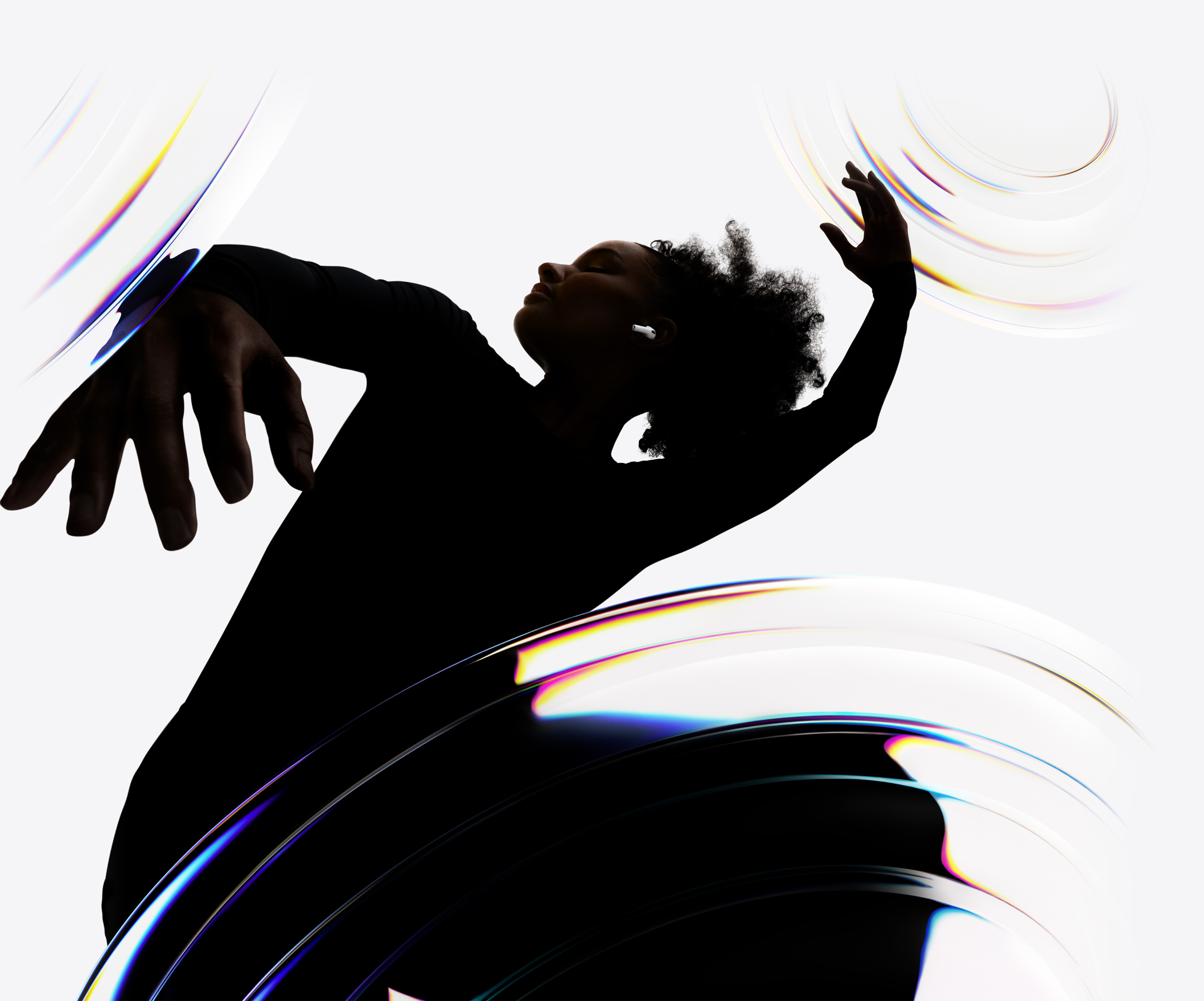 AirPods Pro 3 i örat på en dansare som lyssnar utan att använda händerna