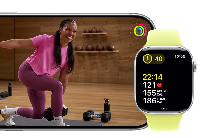 Ett träningspass loggas på Apple Watch Series 11 samtidigt som en träningsvideo från Fitness+ spelas upp på iPhone