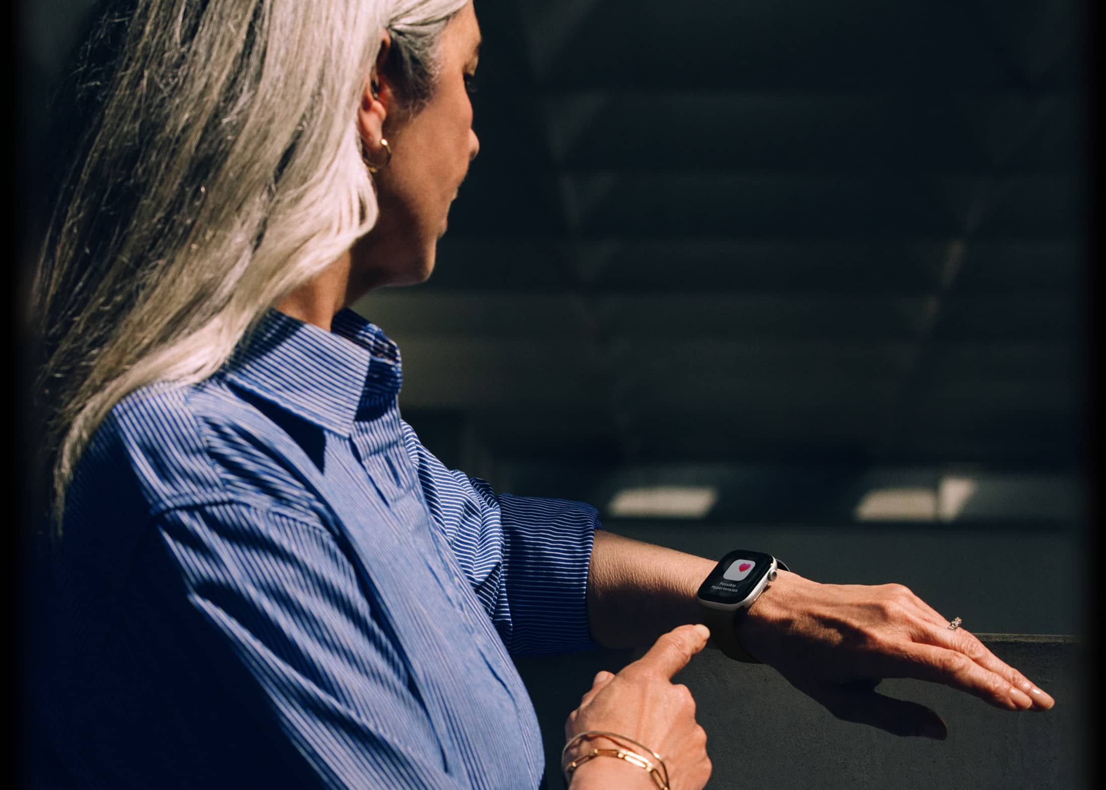 Seseorang membaca pemberitahuan hipertensi di Apple Watch Series 11 miliknya