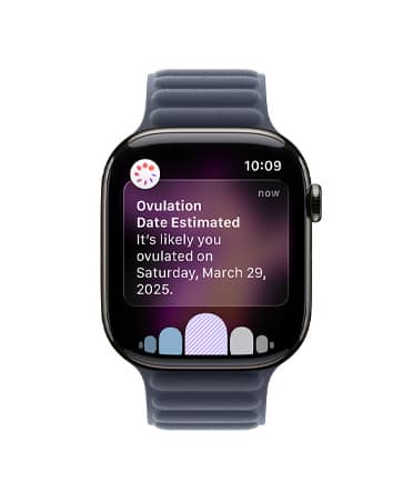 Apple Watch Series 11, boett i naturligt titan, notis med beräknat ägglossningsdatum från Cykelkoll i appen Hälsa, Digital Crown, armband magnetlänk i marinblått