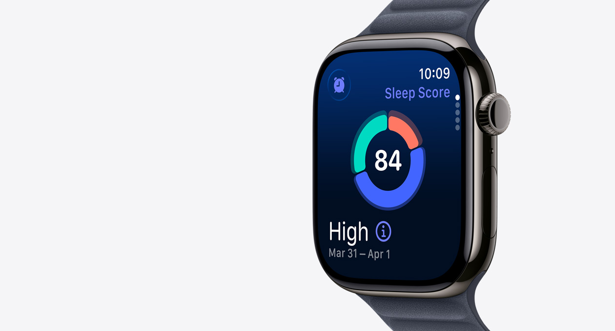 Apple Watch Series 11, titanboett i skifferfinish, skärmen visar ett cirkeldiagram med sömnpoäng, höger utsida, Digital Crown, armband, magnetlänk i marin