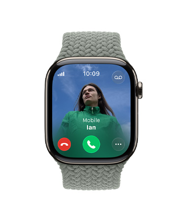 Apple Watch Series 11, boett i naturligt titan, inkommande samtal, kontaktbild, knappar för att ta emot och avvisa samtal, höger utsida, Digital Crown, armband flätad sololoop i grågrönt