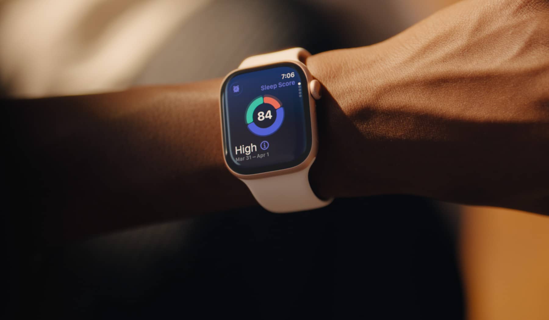 En person får en varning om möjligt högt blodtryck på Apple Watch Series 11