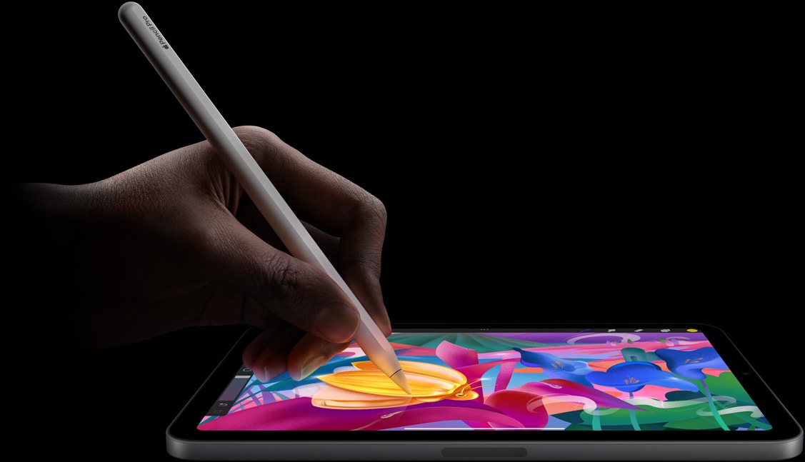 Käyttäjän käsi pitelee Apple Pencil Prota ja luo värikästä taidetta iPad minillä.