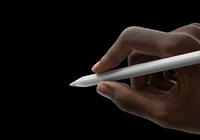 Käyttäjän käsi pitelee Apple Pencil Prota kirjoitusasennossa. Kärki on suunnattu kohti näyttöä, jolla on näkyvillä uusi työkalupaletti.