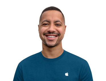 Usmívající se specialista Apple s přívětivým výrazem