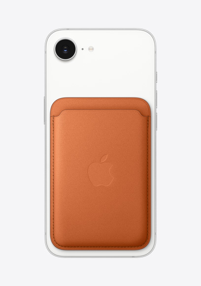 폭스 오렌지 색상 MagSafe형 파인우븐 카드지갑이 부착된 화이트 색상 iPhone 17e의 뒷면. 상단에는 Fusion 카메라가 보입니다.