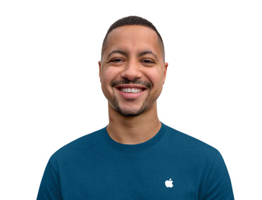 Especialista Apple sorrindo de forma amigável.