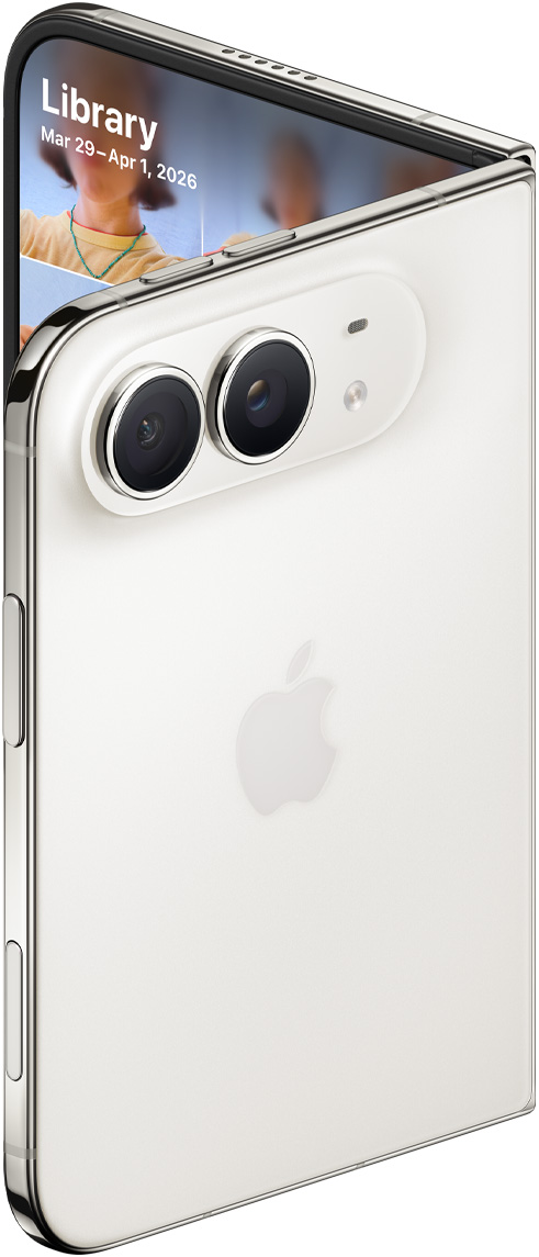 Vista traseira do iPhone Duo na cor branco estelar, ligeiramente aberto, com as câmaras traseiras Dual Fusion de 48 MP no canto superior, duas lentes, microfone e flash