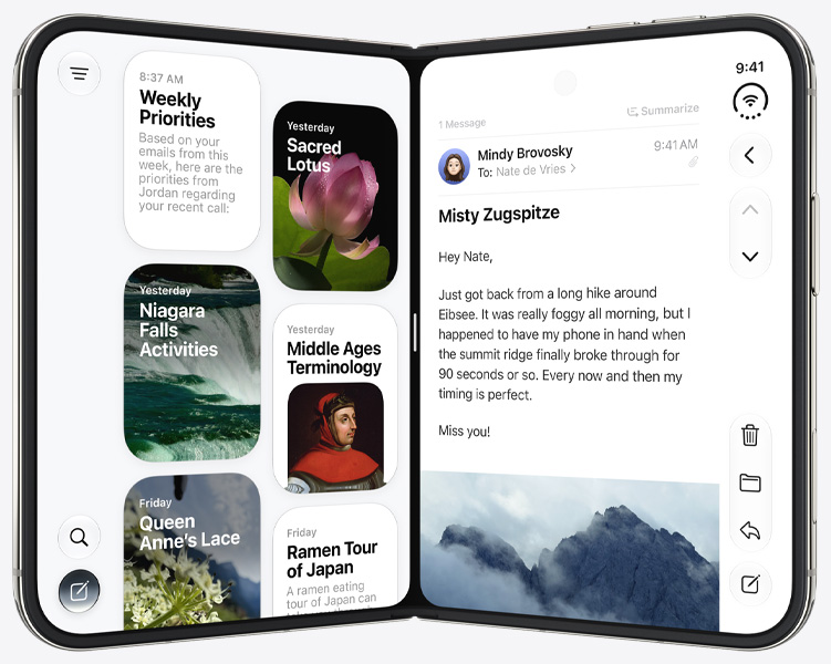 iPhone Duo na vertical em formato de livro aberto. O lado esquerdo mostra o app Siri, e o lado direito mostra o app Mensagens
