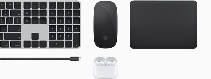 Kolekcja akcesoriów obejmująca klawiaturę Magic Keyboard z funkcją Touch ID, mysz Magic Mouse, gładzik Magic Track Pad, kabel Thunderbolt 5 Pro i słuchawki AirPods Pro